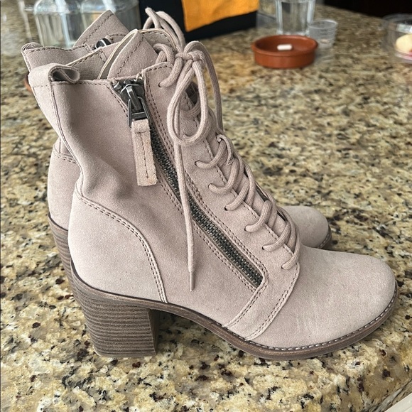Dolce Vita Light Taupe Suede Lace-Up Booties Sz 8 Brand New - Picture 3 of 5
